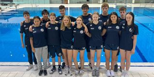 Arm in Arm: Die Sindelfinger Schwimmerinnen und Schwimmer nach Wettkämpfen in Berlin.