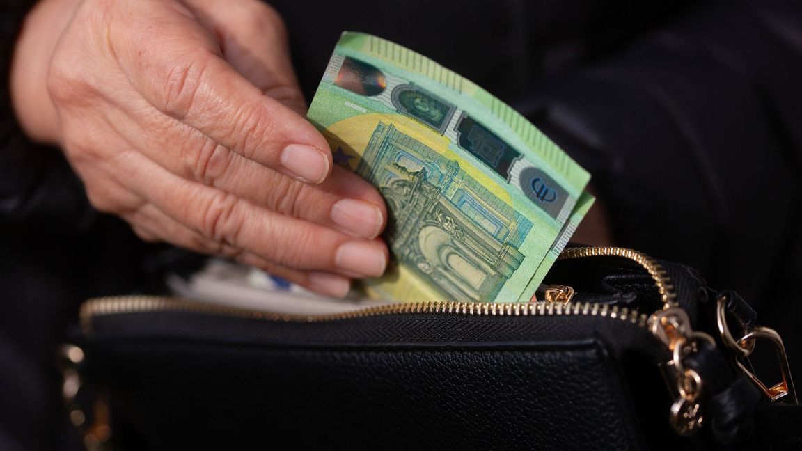 Eine Mehrheit der Bevölkerung sieht laut einer Allianz-Umfrage Lebenshaltungs- und Gesundheitskosten als größtes finanzielles Risiko im Alter. (Symbolbild)