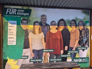 Die Böblinger Grünen haben ihr beschädigtes Wahlplakat mit einer Botschaft versehen.
