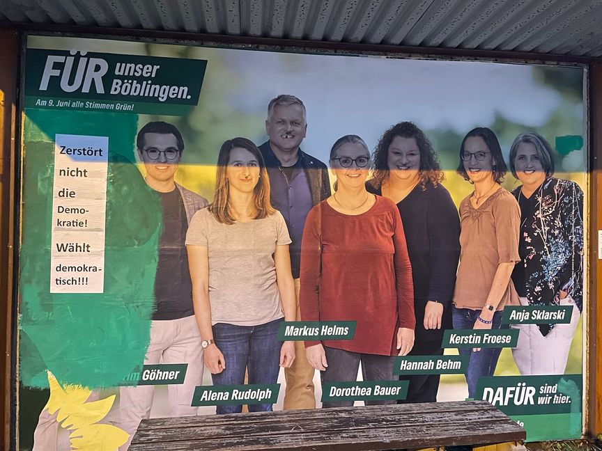 Die Böblinger Grünen haben ihr beschädigtes Wahlplakat mit einer Botschaft versehen.