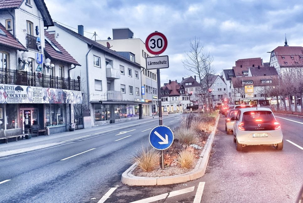 Die Tempo-30-Schilder in der Herrenberger Straße sind aktuell das Aufregerthema unter Böblinger Gemeinderäten. Jetzt gibt es einen interfraktionellen Antrag der CDU, Freien Wähler und FDP, mit der Forderung nach Entfernung der Beschilderung. Bild: Hamann