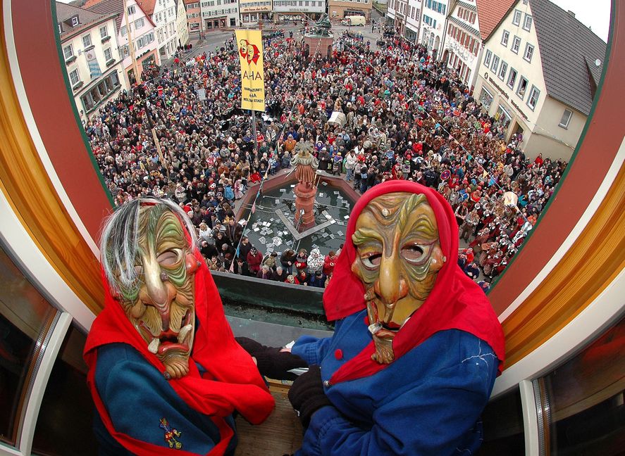 Der Narrensprung in Weil der Stadt und der anschließende Rathaussturm ist traditionell ein erster Höhepunkt der schwäbisch-alemannischen Fasnet. Am Sonntag ist es wieder soweit.         Archivbild: Stampe