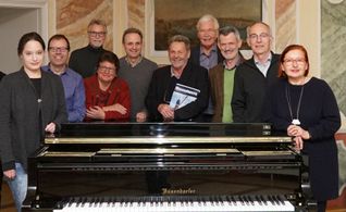 Kulturmacher in Grafenau: Mekngam Podolsky (Co-Sprecherin Arbeitskreis Konzerte), Michael Kuhn (Co-Sprecher Arbeitskreis Konzerte), Ekkehard Graf (Rechnungsprüfer), Ingeborg U. Haar (Stellvertreterin), Thomas Ott (Sprecher Arbeitskreis Theater), Joachim Ratz (Sprecher Arbeitskreis Heimatmuseum), Herbert van Dyk (Vorsitzender), Richard Wells (ehemals Rechnungsprüfer), Tjerk Feenstra (Kassenwart), Rita Graf (Sprecherin Arbeitskreis Ausstellungen, von links). 2023 hat Brigitte Henkel das Amt von Kassenprüfer Richard Wells übernommen. Auf dem Bild fehlt Schriftführerin Martina Roob-Frank. Ab der nächsten Mitgliederversammlung wird Michael Strommer der neue Sprecher des Arbeitskreises Theater und Jörg Marquardt der neue Sprecher des Arbeitskreises Heimatmuseum.Bild: z