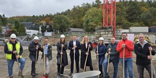 Spatenstich für den Neubau des Rewe-Supermarktes in Aidlingen. Von links: Bauleiter Pineker, Projektleiter Erkan Kayacan, Ortsbaumeister Ulrich Dürr, Christina Schaab von den Architekten Heinrich+Steinhardt, Martin Birnbach, Niederlassungsleiter der Baufirma Ten Brinke, Bürgermeisterin Helena Österle, Daniela Brücher, Projektleiterin Rewe-Südwest, Timo Koch, Haupt- und Bauamtsleiter Gemeinde Aidlingen, Rewe-Marktleiter Benedikt Bühler, Kai Bauer, Expansionsmanager Rewe-Südwest.