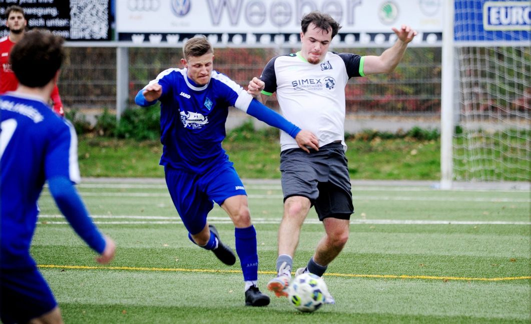 SVB II-Spieler Philipp Graf (links) im Zweikampf mit Maichingens Daniel Wohlfart.