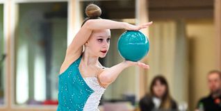 Arina Protasov mit Ball.