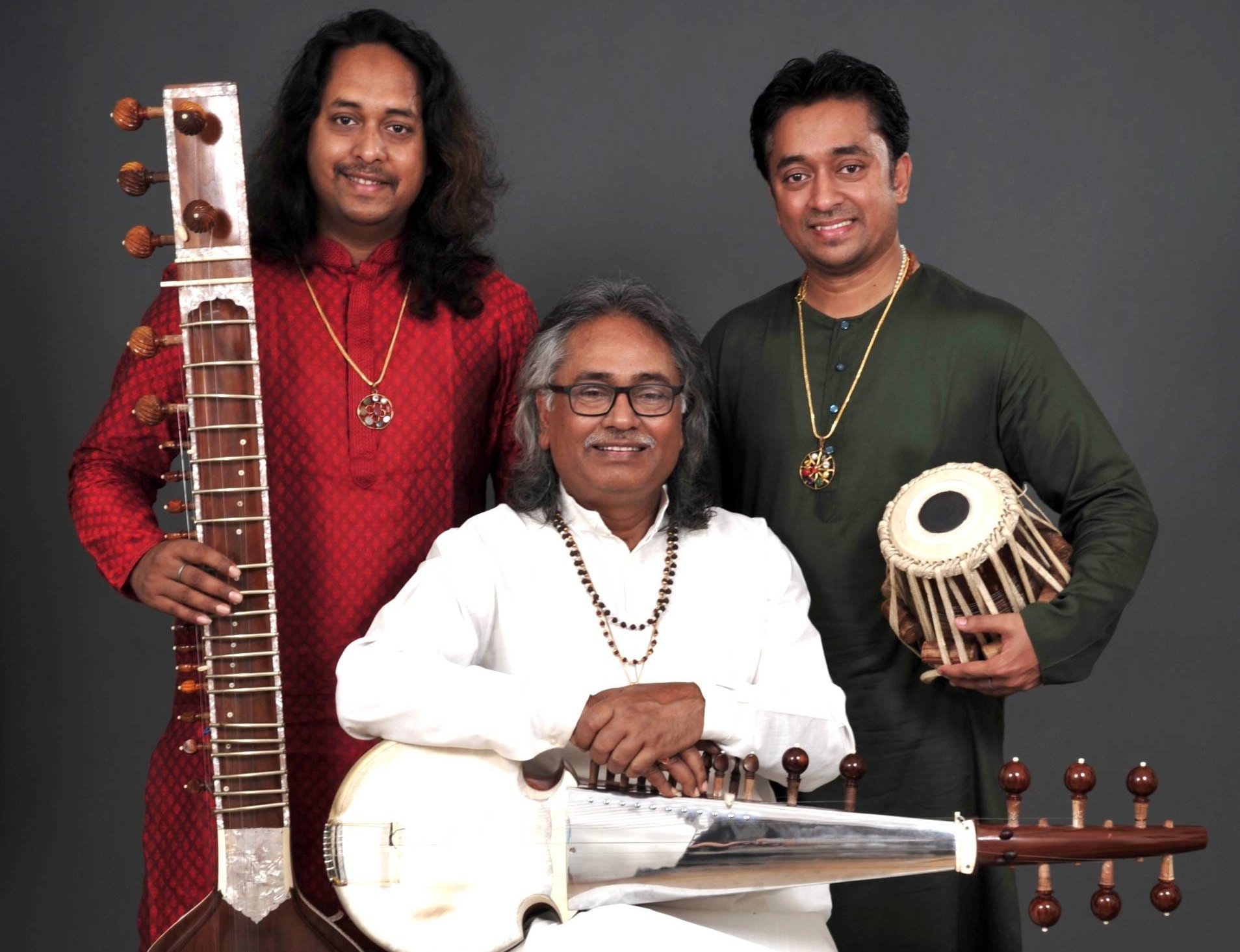 Das Maharaj Trio kommt in den Pavillon.
 Bild: z