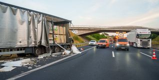 Gegen 04:48 Uhr konnte der linke Fahrstreifen in Richtung München wieder freigegeben werden. Derzeit sind der mittlere und rechte Fahrstreifen noch gesperrt.