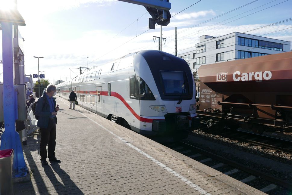 Vorläufig zum zum letzten Mal passierte der neue Intercity-Zug den Böblinger Bahnhof, bis dieser Typ im Winterr 2022 den Betrieb auf der Gäubahn übernehmen wird. Bild: Jung