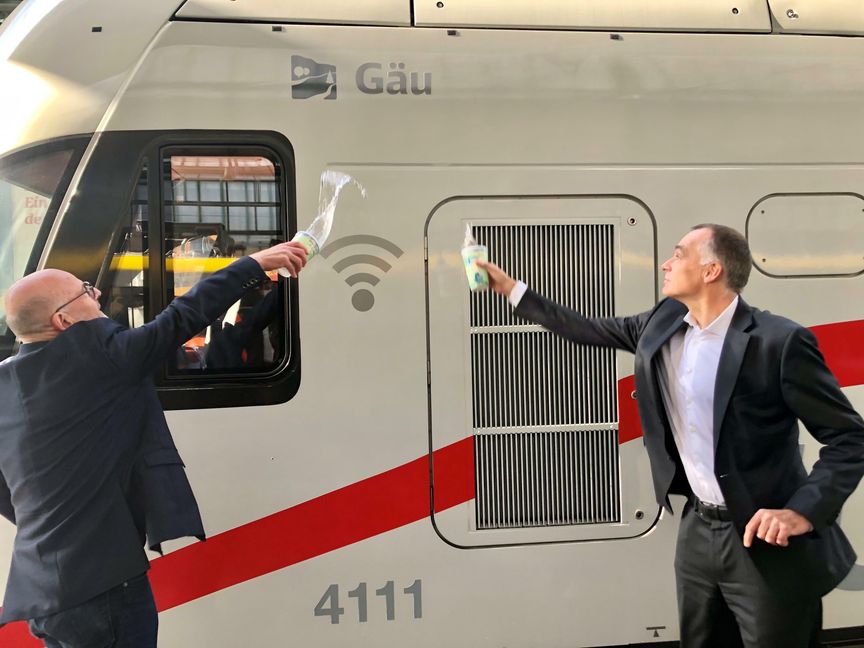 Verkehrsminister Winfried Hermann und Bahnvorstand Berthold Huber taufen den Zug mit Neckarwasser auf den Namen "Gäu". Bild: DB