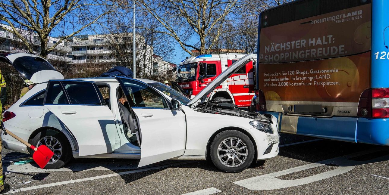 Die Calwer Straße war wegen des Unfalls  längere Zeit gesperrt. Bild: SDMG/Dettenmeyer