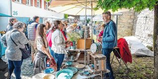 Plaudern und Stöbern bei den Ausstellern auf dem Darmsheimer Töpfermarkt.Bild: Nüssle/A