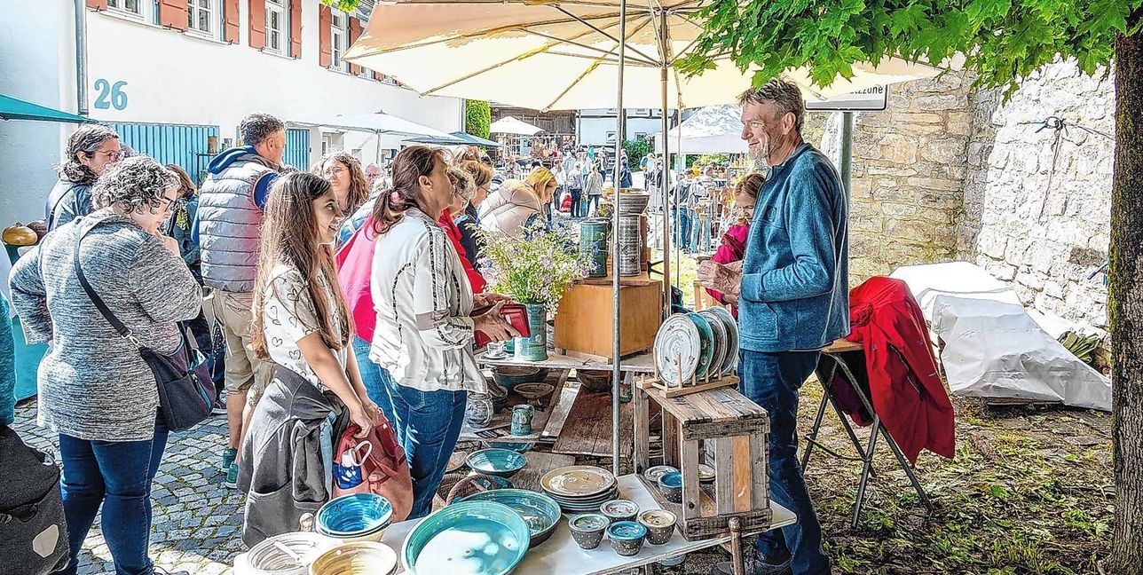 Plaudern und Stöbern bei den Ausstellern auf dem Darmsheimer Töpfermarkt.