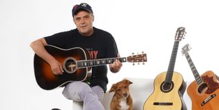 Manfred Müller mit seinen Gitarren sorgt für Musik.