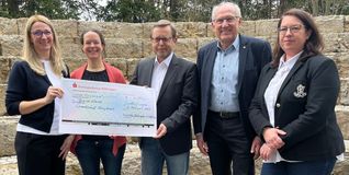Im Bild von links: Judith Geißler (Grundschule Königsknoll/MVS Stadtkapelle Sindelfingen), Susanne Schülke (Rektorin Grundschule Königsknoll), Bernhard Semmler (Vorstandsvorsitzender MVS Stadtkapelle Sindelfingen), Rainer Deim (Präsident Lions Club Böblingen Sindelfingen) und Simone Kurz (Schatzmeisterin Lions Club Böblingen Sindelfingen).