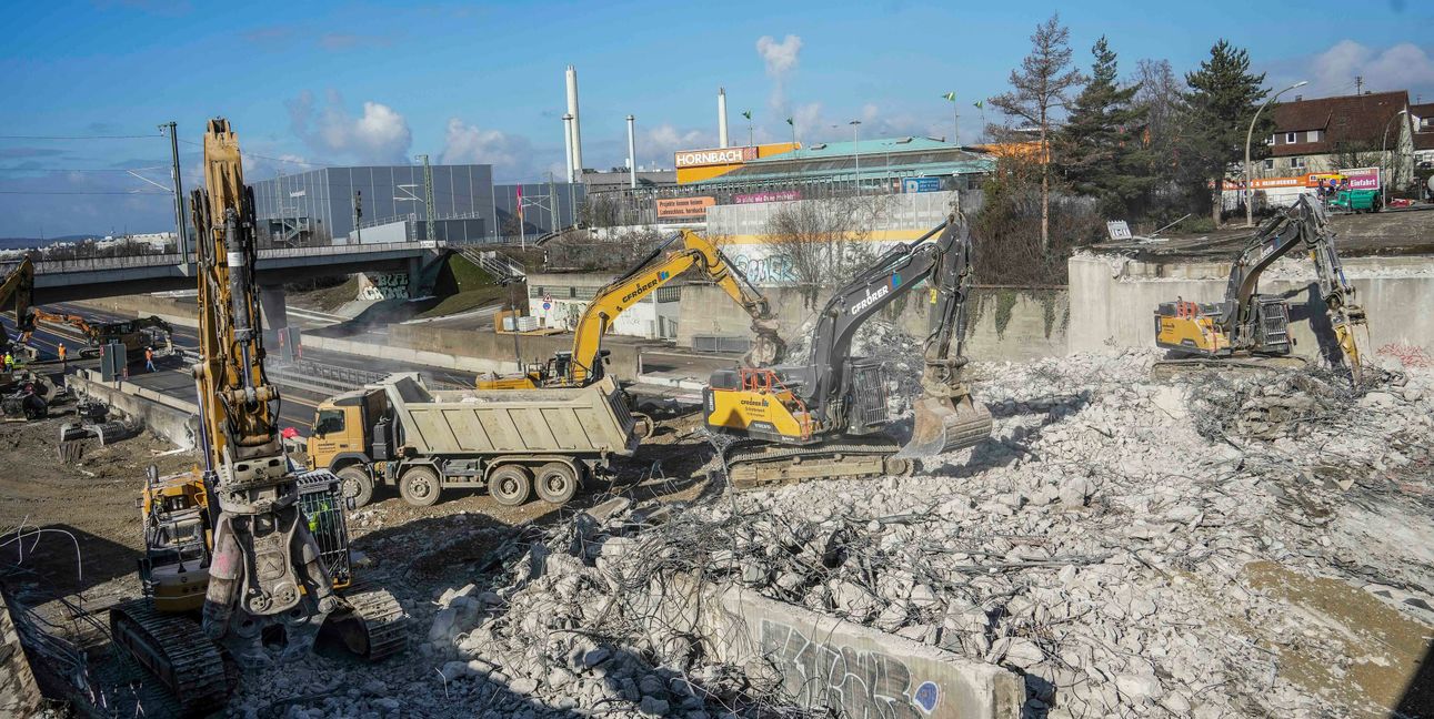 Das war's: Die Brücke ist nur noch Schutt.