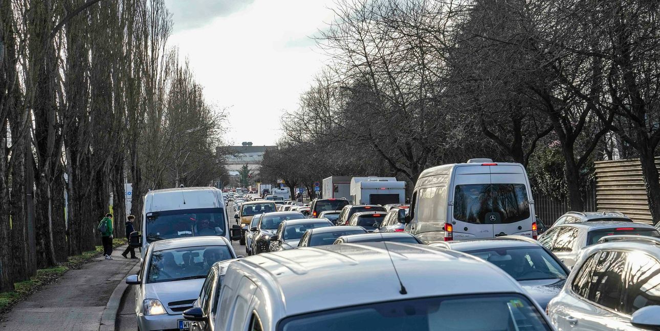 In der Neckarstraße brauchen die Autofahrer viel Geduld.