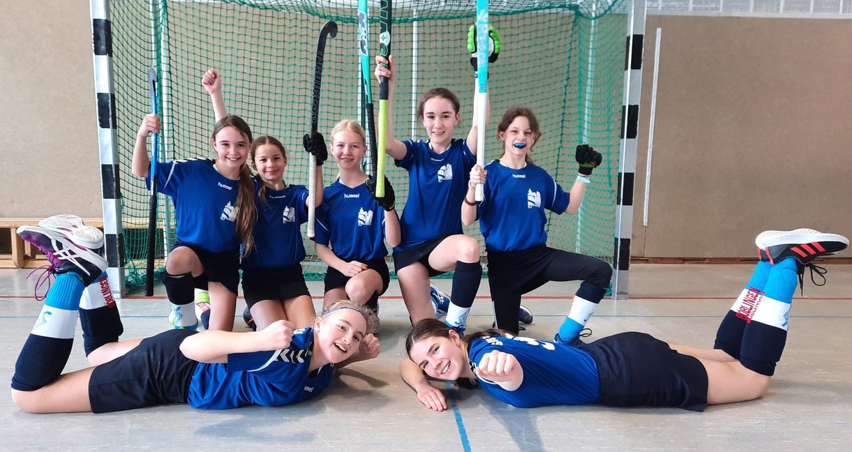 Die erfolgreiche Mädchen-Hockeymannschaft des Sindelfinger Stiftsgymnasium. Von links, hinten: Feli Dunz, Emma Sachs, Jana Egeler, Mathilde Beißner, Mareike Moroff, vorne: Sina Müller und Julia Kaupa.   Bild: z