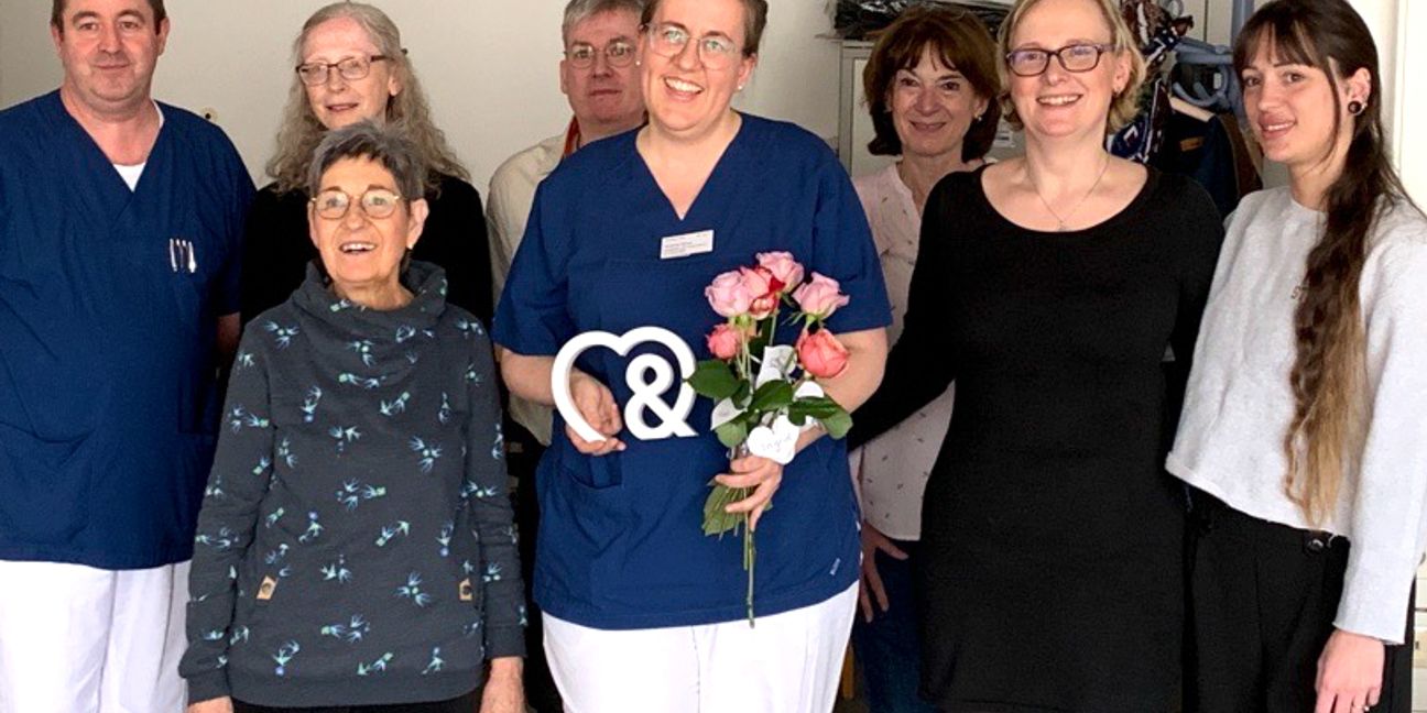 Susanne Körner (Mitte), Pflegekraft im Krankenhaus Leonberg, wurde von ihren Patientinnen und Patienten zur „PflegerIn des Jahres 2023“ nominiert und belegte bei der Auszeichnung den zweiten Platz.  Bild: z