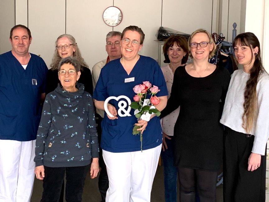 Susanne Körner (Mitte), Pflegekraft im Krankenhaus Leonberg, wurde von ihren Patientinnen und Patienten zur „PflegerIn des Jahres 2023“ nominiert und belegte bei der Auszeichnung den zweiten Platz.  Bild: z