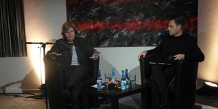 Talya Lador-Fresher und Florian Wahl beim Böblinger Kulturnetzwerk Blaues Haus (von links).