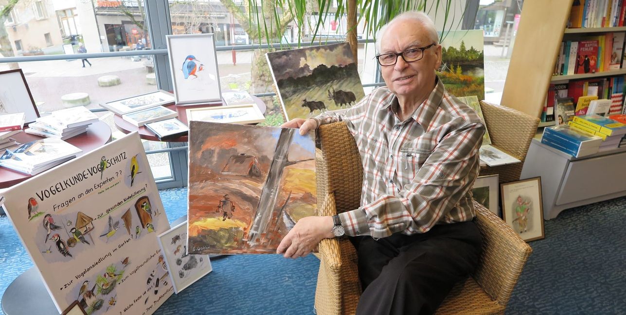 Eberhard Gabler und einige seiner Illustrationen.