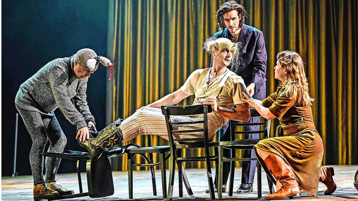 Boris Burgstaller (August), Gábor Biedermann (Santschin), Marco Massafra (Gabriel Dan), Josefin Feiler (Stasia, von links) in „Hotel Savoy“.