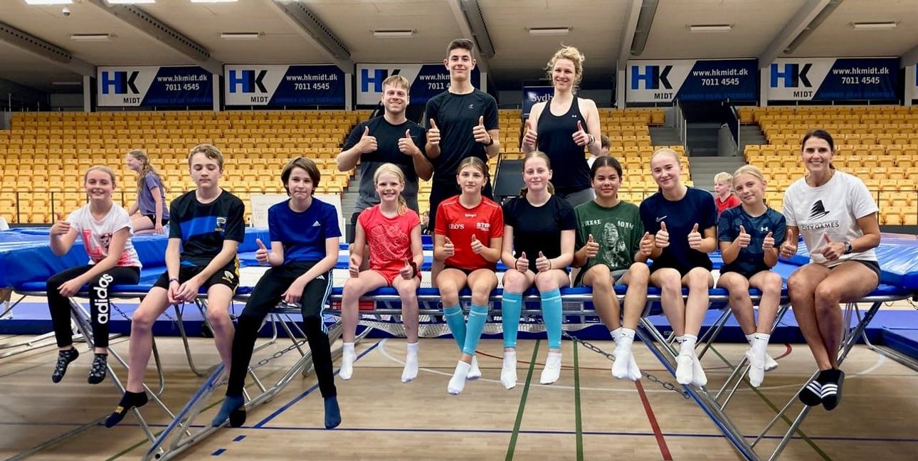 Die Sindelfinger Trampolinspringer mit ihren Trainern nach dem erfolgreichen Wettkampf in Odense. Bild: z