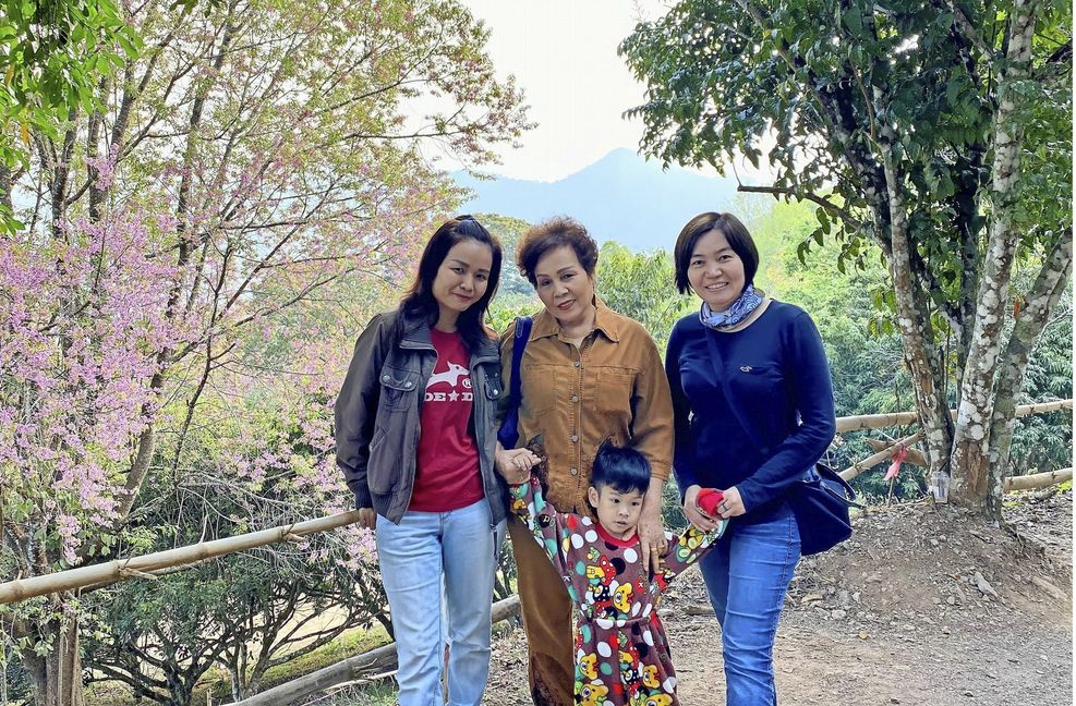 Bosch-Ingenieurin Kanchalika Borriboon besuchte  unter anderem ihre jüngere Schwester (links), ihre  Mutter (Mitte) und ihren Neffen im Norden Thailands. In der heißen Trockenzeit kombinierte sie 18 Arbeitstage mit Urlaub und blieb insgesamt sechs Wochen.