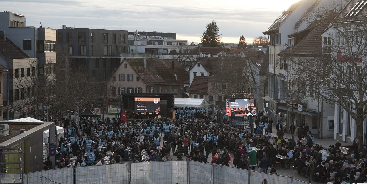 Tausende treffen sich zum Fastenbrechen auf dem Sindelfinger Marktplatz.