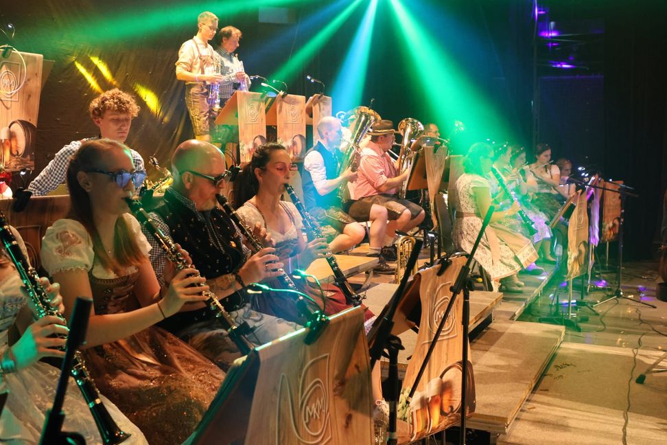 Ein Bild aus dem Jahr 2022: Die Musikkapelle heizt beim Oktoberfäschd im Maichinger Bürgerhaus ein.