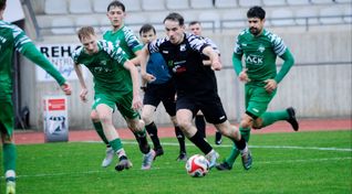 Labinot Dodoli (schwarzes Trikot) und der TSV Dagersheim waren gegen den VfL Herrenberg chancenlos.
