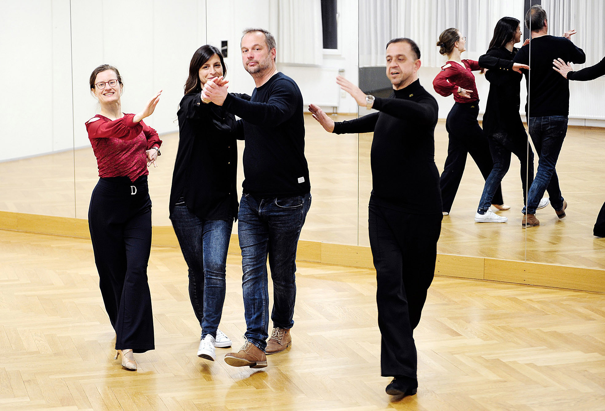 Und sie tanzen einen Tango: Dr. Anja und Frank Westerhoff geben auf der Außenbahn die Schritte vor und zeigen, wie es richtig geht. Fariba und Jürgen Wegner versuchen sich an der Promenade durch die Gasse. Das macht Laune.Bild: Photostampe