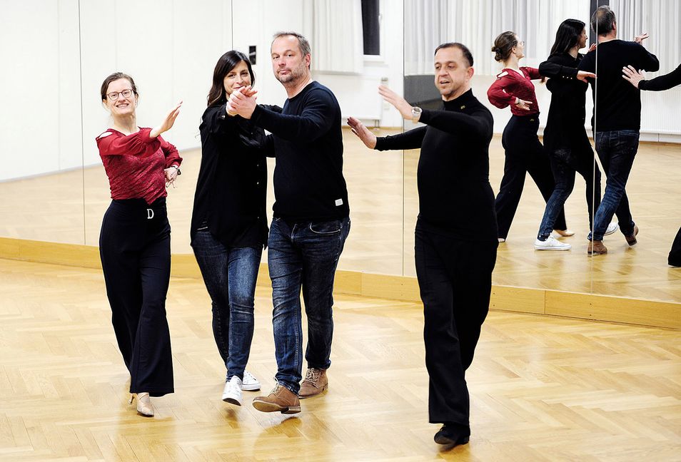 Und sie tanzen einen Tango: Dr. Anja und Frank Westerhoff geben auf der Außenbahn die Schritte vor und zeigen, wie es richtig geht. Fariba und Jürgen Wegner versuchen sich an der Promenade durch die Gasse. Das macht Laune.Bild: Photostampe
