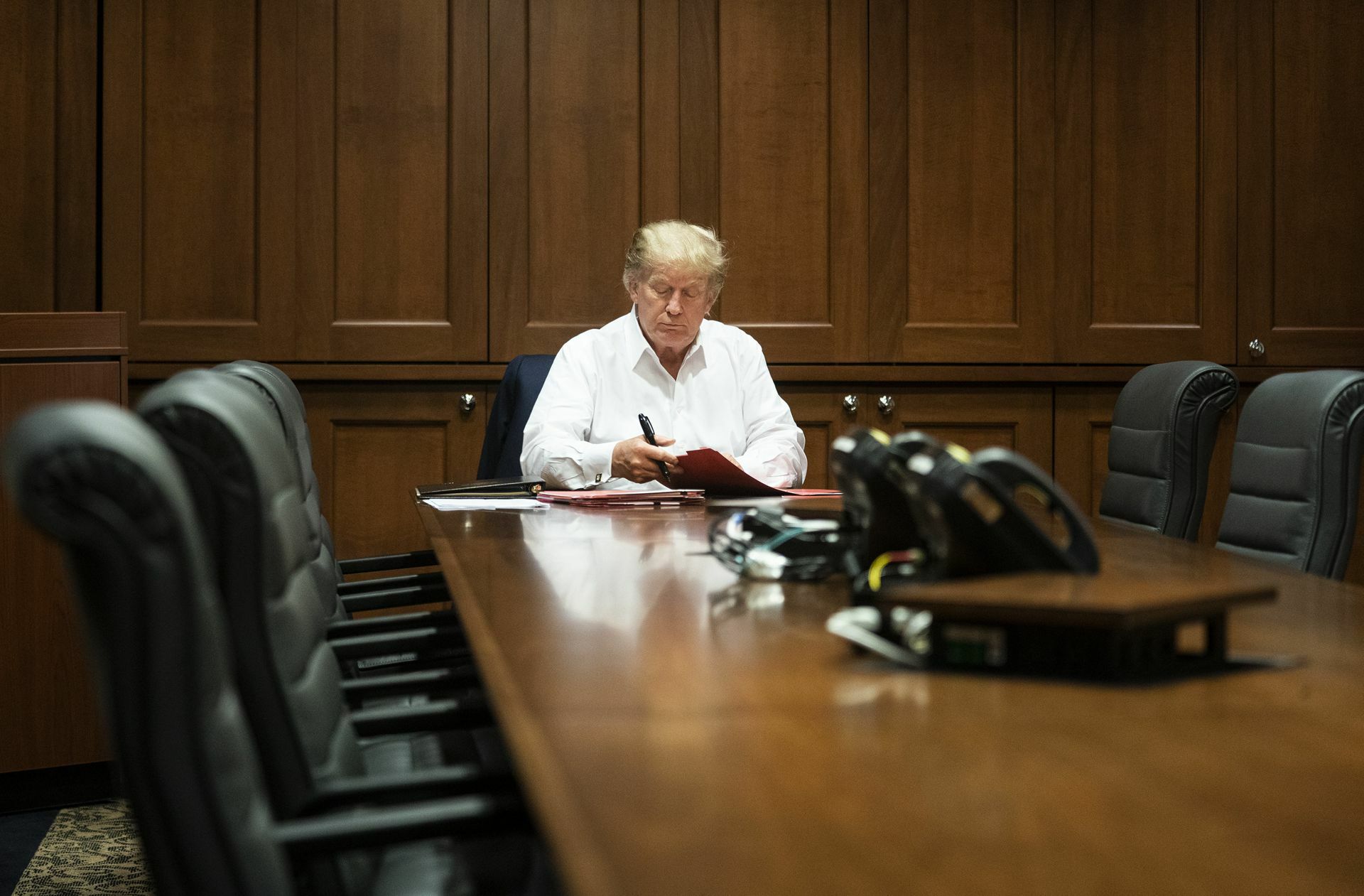 Trump in einem Konferenzraum des Militärkrankenhauses