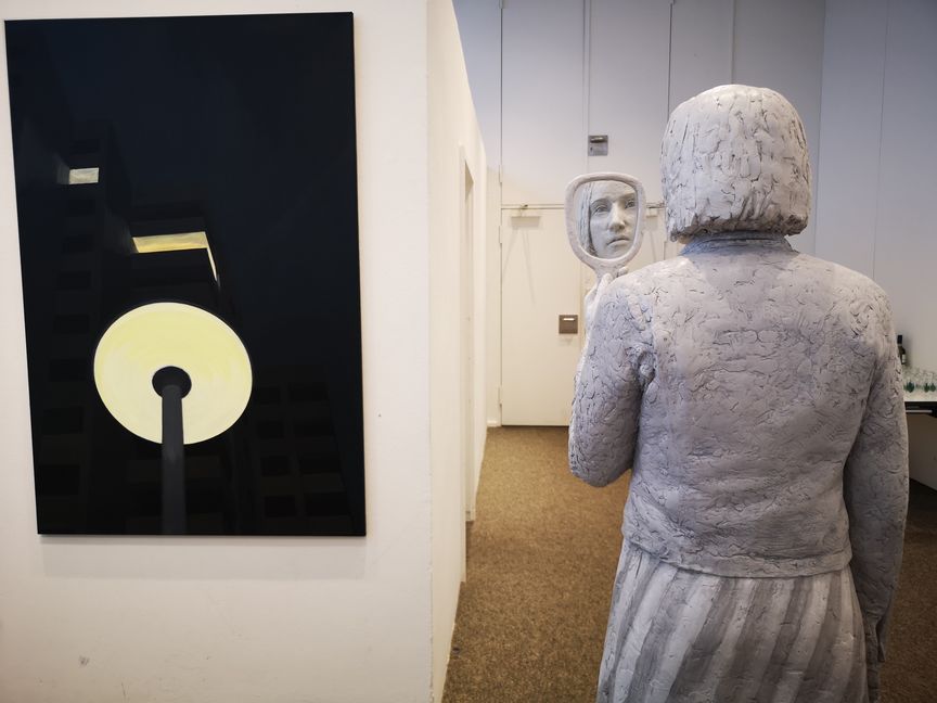 „Mensch Raum Stadt“ lautet der Titel der Ausstellung im Oberlichtsaal Sindelfingen, wo Birgit Feil aus Leonberg Skulpturen und Klaus Fischer aus Fellbach Malerei präsentieren.    Bild: Schilpp