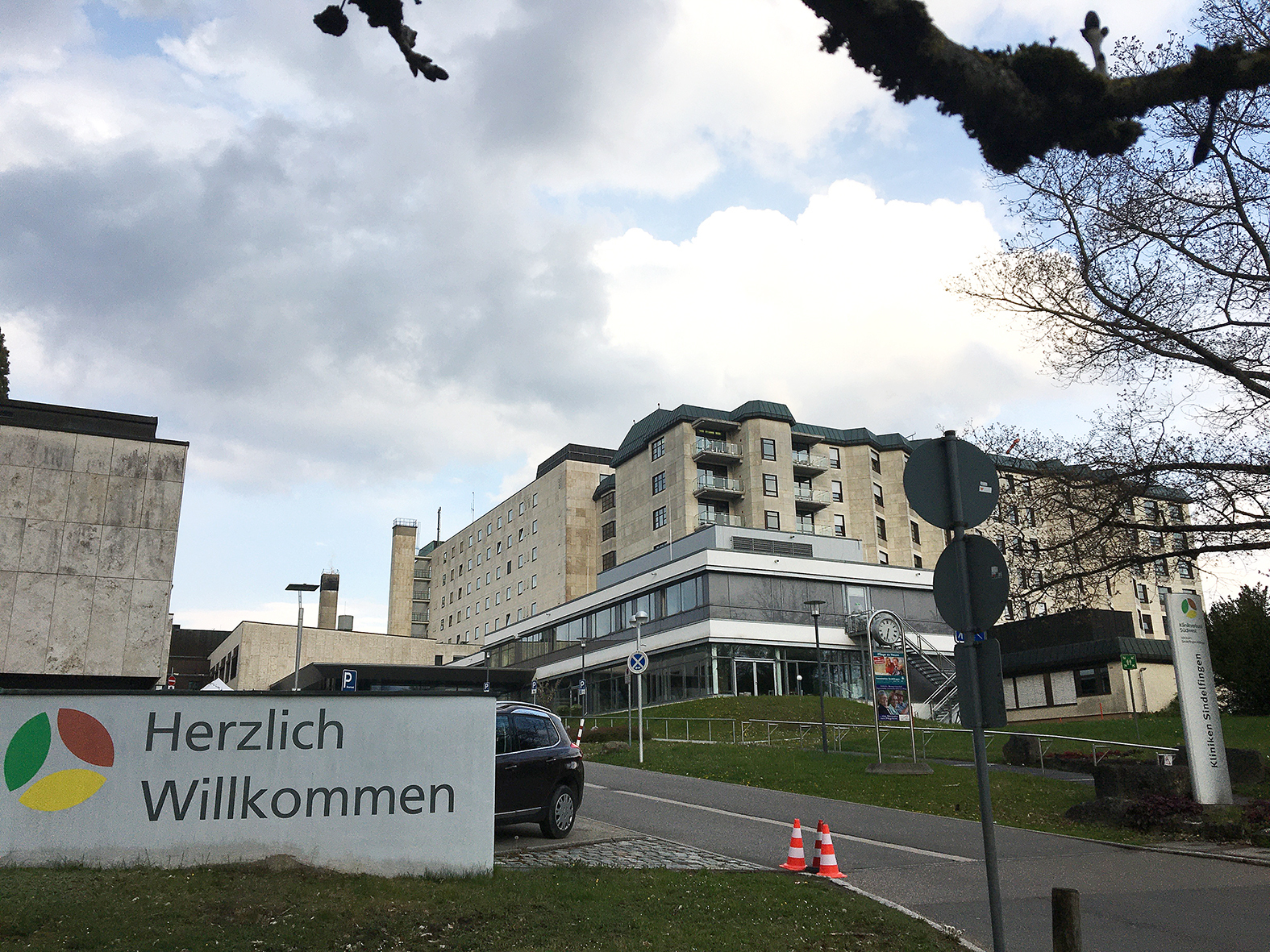 Das Krankenhaus auf der Steige gehört heute zum 2006 gegründeten Klinikverbund Südwest und soll aufgegeben werden, sobald der Klinik-Neubau auf dem Flugfeld zwischen Sindelfingen und Böblingen eröffnet wird. Die Stadt will auf dem Gelände ein Projekt für die internationale Bauausstellung der Region Stuttgart 2027 entwickeln.    Bild: P. Bausch