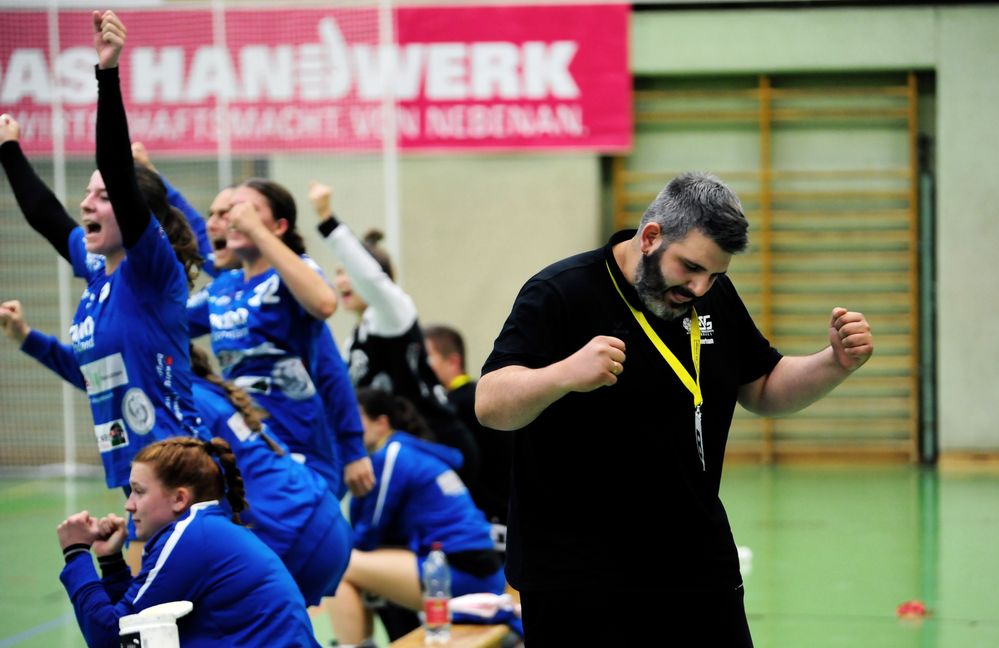 Gewonnen: Das fühlt sich doch gut an für Trainer Mischa Herok und die Frauen der HSG Böblingen/Sindelfingen. Bild: Photostampe