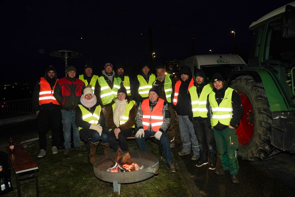 "Wir bekommen seit vielen Jahren immer mehr Auflagen. Jetzt reicht es einfach", sagt Jürgen Haas (Dritter von hinten links). Bild: Dettenmeyer