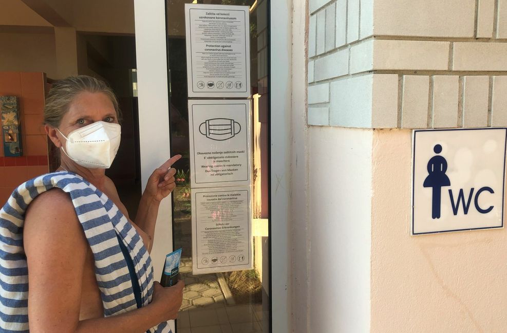 FKK-Urlaub in Kroatien: Keine Kleider, aber Maske.
 Foto: von Kapff