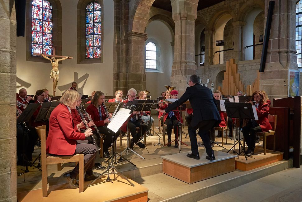 Die Stadtkapelle unter Leitung von Markus Nau eröffnete die 31. Orgelreihe in der Martinskirche. Bild: Heiden