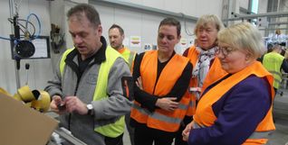 :Danijel Cvetkovic (links) zeigt dem „Teamleiter Arbeit“ Marcel Weber, dem SPD-Landtagsabgeordneten Florian Wahl, der GWW-Gewschäftsführerin Andrea Stratmann und der SPD-Bundestagsabgeordneten Katja Mast (von links), wie im GWW-Werk auf der Böblinger Hulb Bauteile für VW-Campingwagen hergestellt werden.