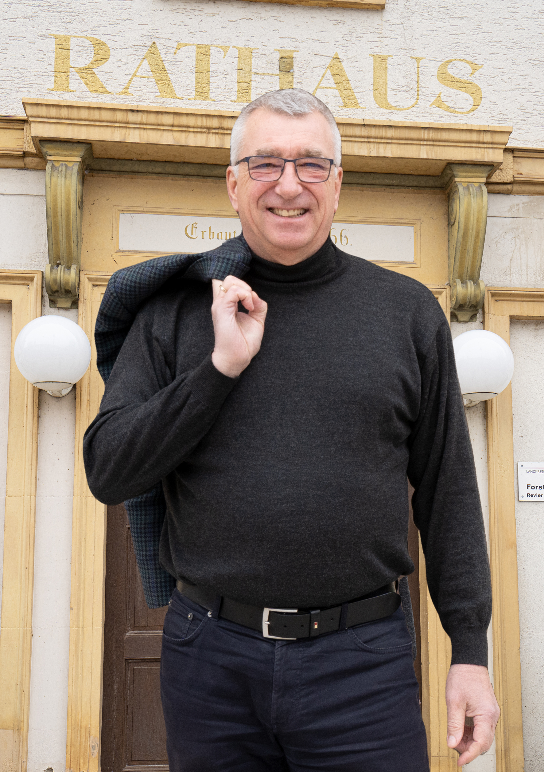 Nimmt im kommenden Jahr seinen Mantel und geht: Aidlingens Bürgermeister Ekkehard Fauth. Bild: Richter