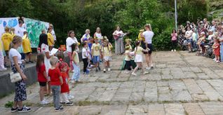 Das kleine Musical des Familienzentrums Nikolaus-Lenau-Platz: Die Kinder zeigten, was alles auf der Wiese brummt und krabbelt.