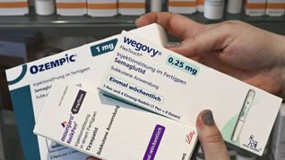 Ozempic, Wegovy, Mounjaro und andere Mittel gibt es ja nach Leibesumfang in verschiedenen Dosierungen – davon hängt auch der monatliche Preis ab.