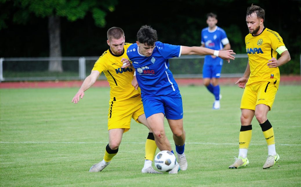 Anton Lendl (Mitte) und die SV Böblingen wollen gegen den TSV Ehningen den dritten Dreier in dieser Landesliga-Saison holen. Bild: photostampe