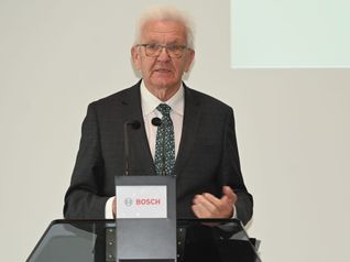Ministerpräsident Winfried Kretschmann als Festredner bei Bosch.