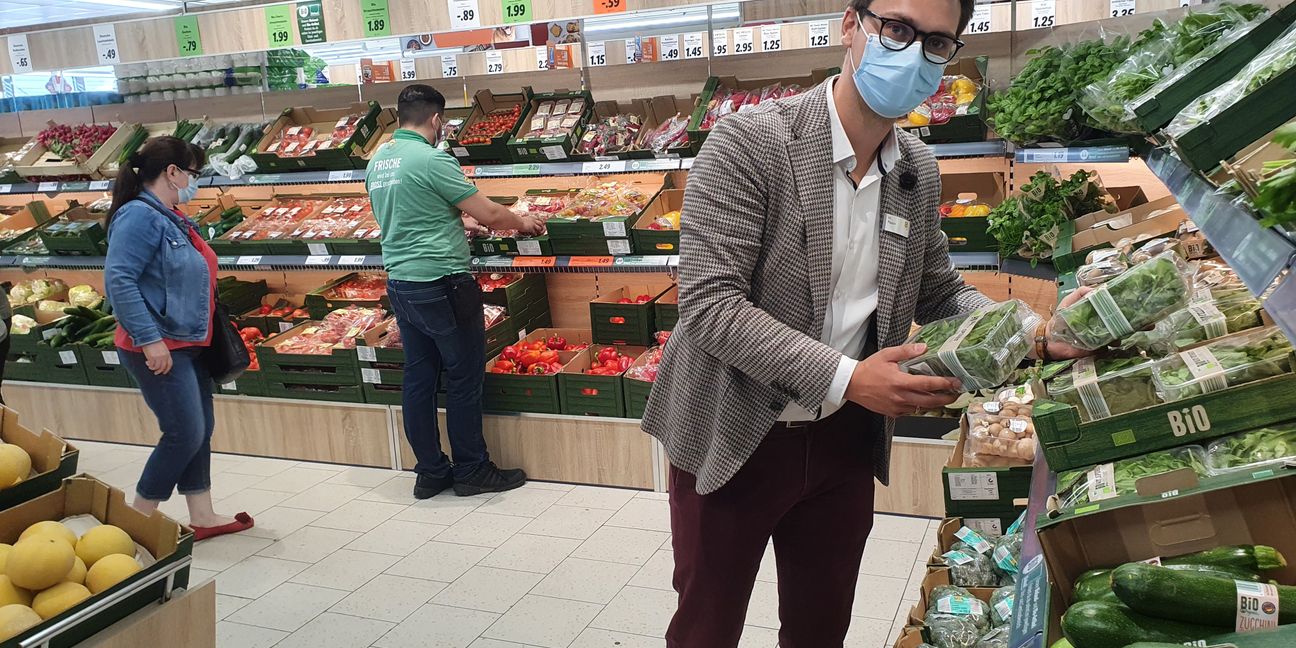Verkaufsleiter Sebastian Paulun in der neuen Obst- und Gemüseabteilung. Bild: Wegner