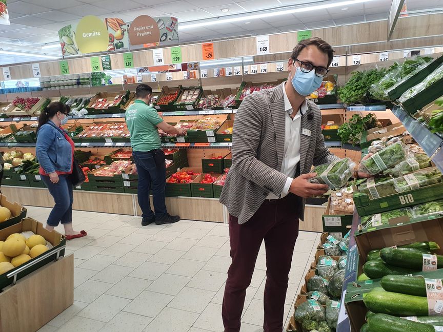 Verkaufsleiter Sebastian Paulun in der neuen Obst- und Gemüseabteilung. Bild: Wegner