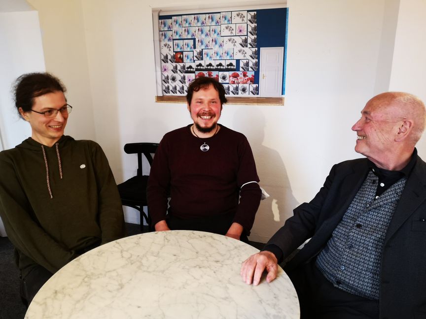 Drei ausstellende Künstler im Alten Amtsgericht auf dem Böblinger Schlossberg (von links): Jakob Bareiss, Fabian Holzwarth und Heiner-Matthias Priesnitz.     Bild: Schilpp
